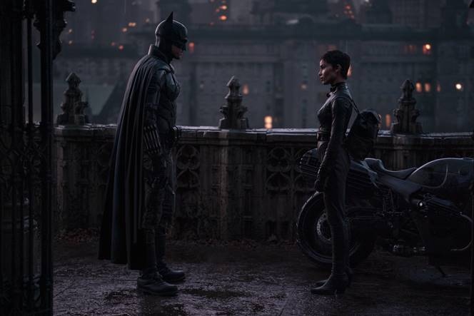 Robert Pattinson bắt tay cùng "Catwoman" Zoe Kravitz trong trailer mới của "The Batman"